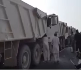 “فيديو“ شاهد حادث وقع لعشرة شاحنات نقل تمتلكها شركة واحدة على مدخل المدينة المنورة 1