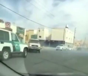 “فيديو“ شاهد دورية أمنية تباغت مفحطا أثناء استعراضه على طريق عام