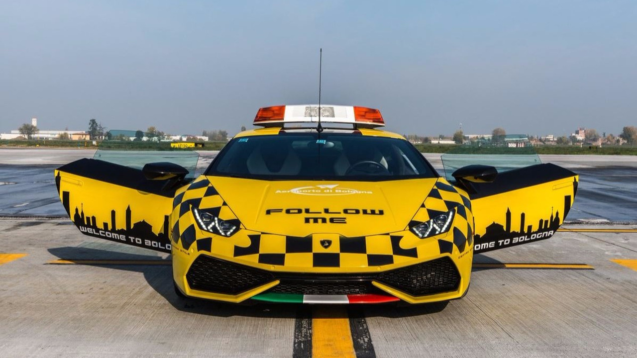 مطار بولونيا الإيطالي يستلم "لامبورجيني" هوراكان صفراء لتوجيه الطائرات Lamborghini Huracan 1