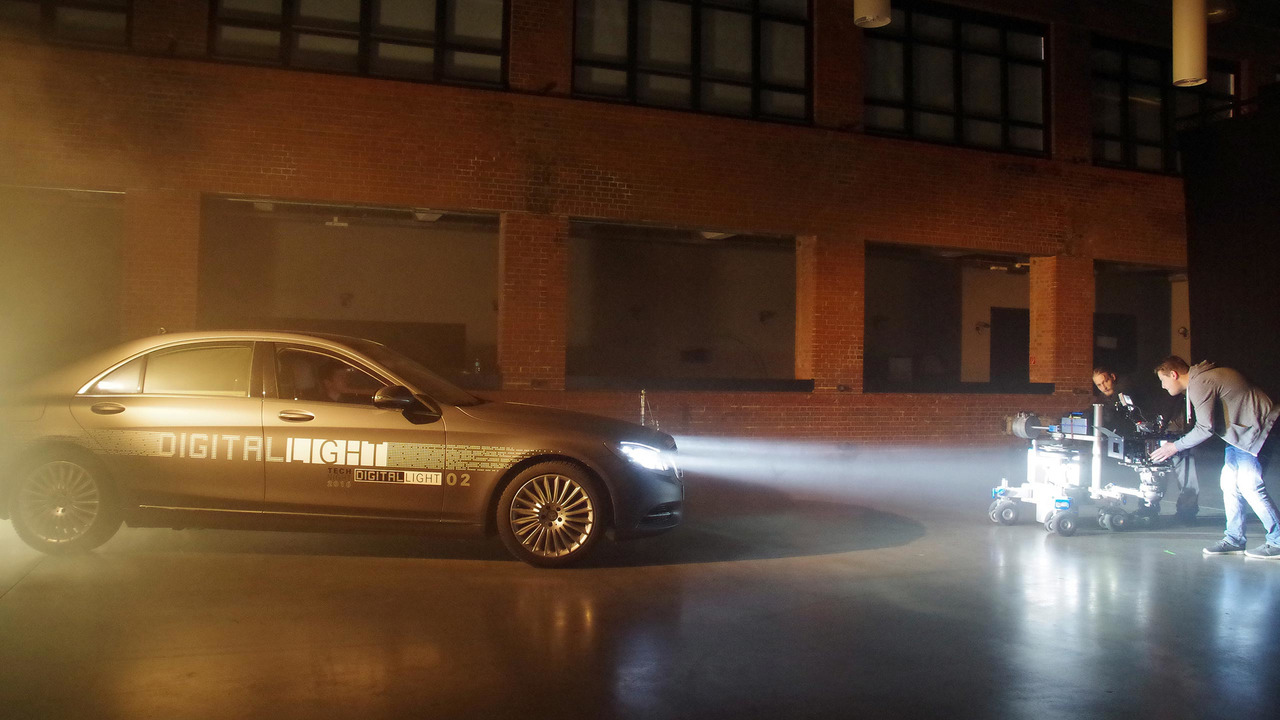 "مرسيدس" تكشف عن مصابيح أمامية HD تجسّد الإشارات على الفراغ بالطريق Mercedes 1