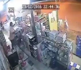 “فيديو” شاهد نجاة صاحب متجر في تايلند من الموت بأعجوبة بعد اقتحام سيارة لمتجره
