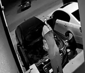"فيديو" شاهد كاميرا مراقبة توثق لحظة سرقة أجزاء من سيارة بغرب الرياض 1