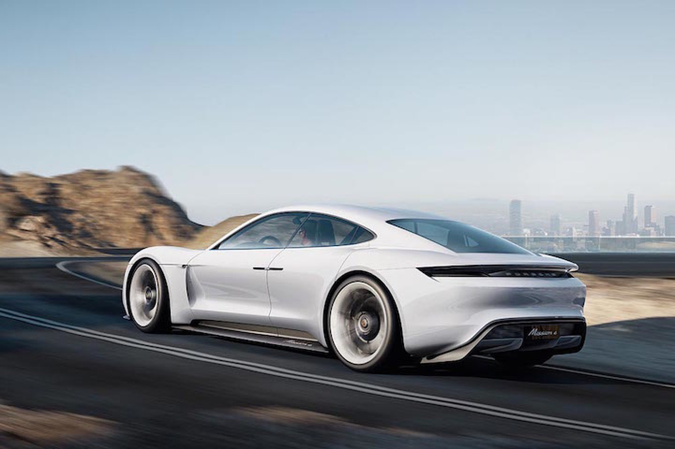 "صور تجسسية" يعتقد أنها لسيارة "بورش" الكهربية القادمة 2019 وتختبر بجسم الباناميرا Porsche 6