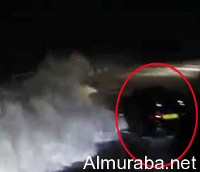 “فيديو” شاهد تحطم سيارتين بسبب الأمواج القوية