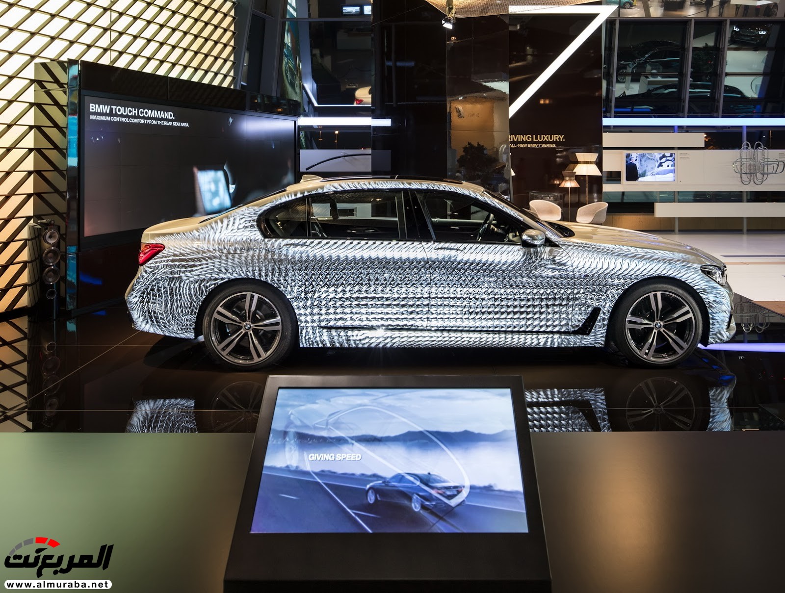 "بي إم دبليو" تجسّد مراحل تصميم الفئة السابعة عبر أجهزة البروجيكتور بمتاجرها العالمية BMW 7-Series 5