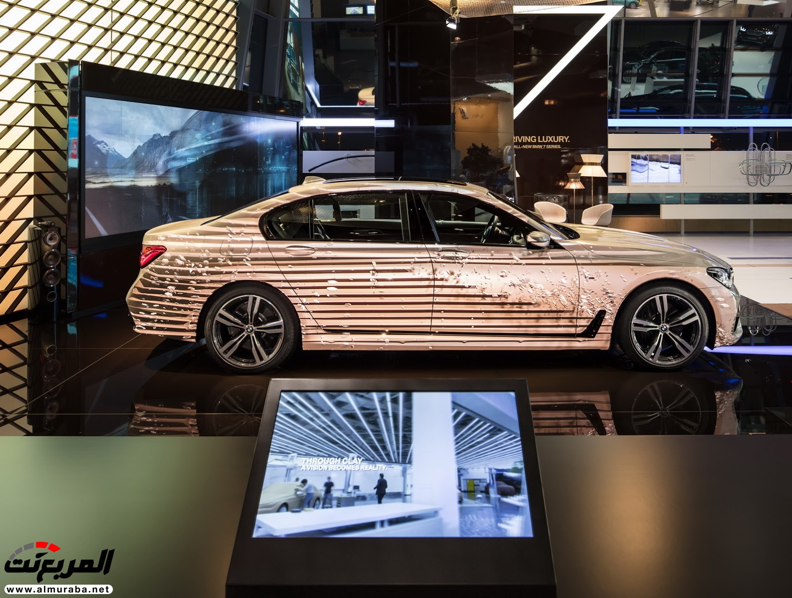"بي إم دبليو" تجسّد مراحل تصميم الفئة السابعة عبر أجهزة البروجيكتور بمتاجرها العالمية BMW 7-Series 27