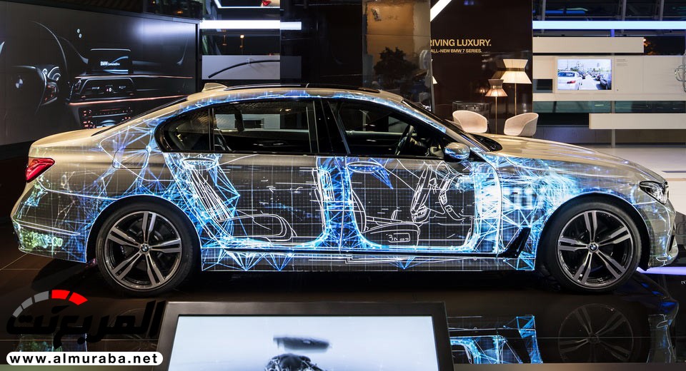 "بي إم دبليو" تجسّد مراحل تصميم الفئة السابعة عبر أجهزة البروجيكتور بمتاجرها العالمية BMW 7-Series 1