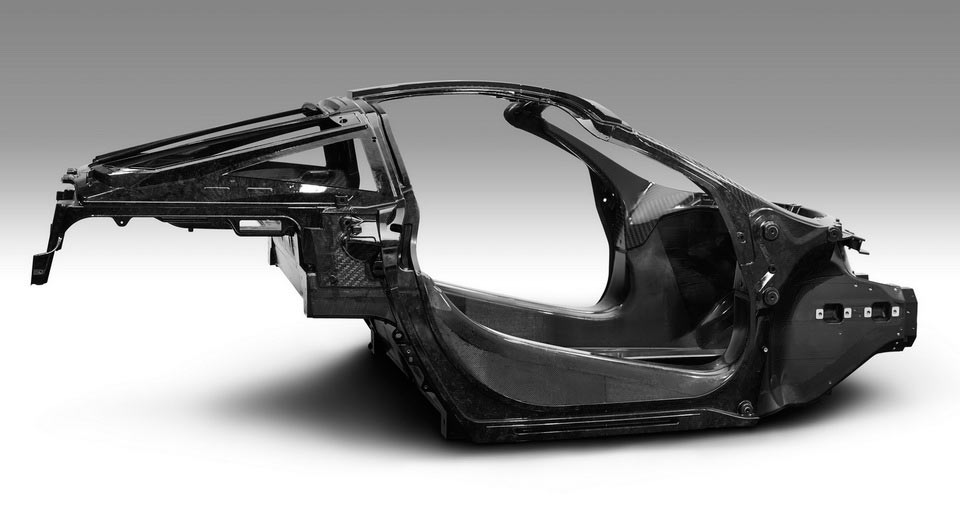 "مكلارين" تدشن سيارتها الجديدة في جنيف وتكشف عن هيكلة حوض ألياف الكربون الجديدة McLaren 1