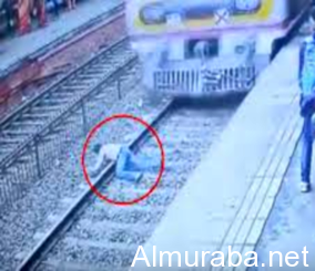 “فيديو” شاهد رجلا هو يرمي نفسه تحت قطار ويخرج سالما باعجوبة