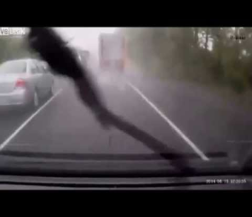 “فيديو” شاهد محاولة تجاوز فاشلة لسيارة كادت تتسبب في كارثة