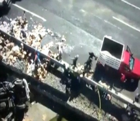 “فيديو” شاهد لحظة إطاحة شاحنة بحشد من الناس