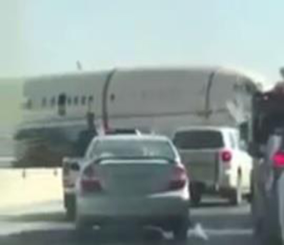 "فيديو" شاهد مشهدا غريبا لطائرة كبيرة وسط أحد الشوارع بمدينة القصيم 1