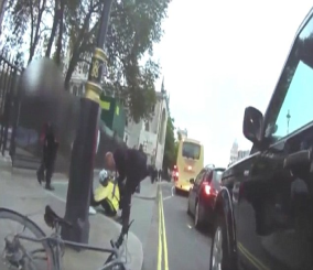 "فيديو" شاهد نجاة سائق دراجة روسي بأعجوبة بعد أن صدمته سيارة 1