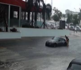 “فيديو” شاهد سائقا وهو ينقذ سيارته نيسان 370 زد بعدما غرقت بمياه الأمطار في أمريكا
