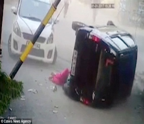 “فيديو” شاهد امرأة هندية تنجو من الموت بأعجوبة بين جسم سيارتين اصطدمتا ببعضهما البعض