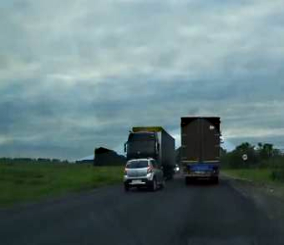 "فيديو" شاهد لحظة نجاة سائق من الاصطدام بشاحنة في اللحظة الأخيرة 1