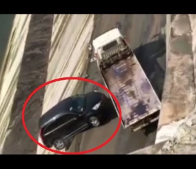 “فيديو” شاهد شاحنة تفشل في سحب سيارة عالقة وتتسبب في سقوطها في النهر