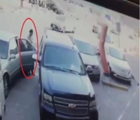"فيديو" شاهد لص يقوم بسرقة سيارة متوقّفة أمام عين صاحبها دون أن يلحظ ذلك بأحد شوارع الدمام 1