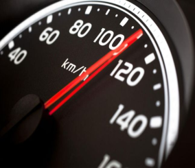 ما هي الأسباب التي تؤدي إلى رجة في السيارة عند سرعة 120 كم/س؟