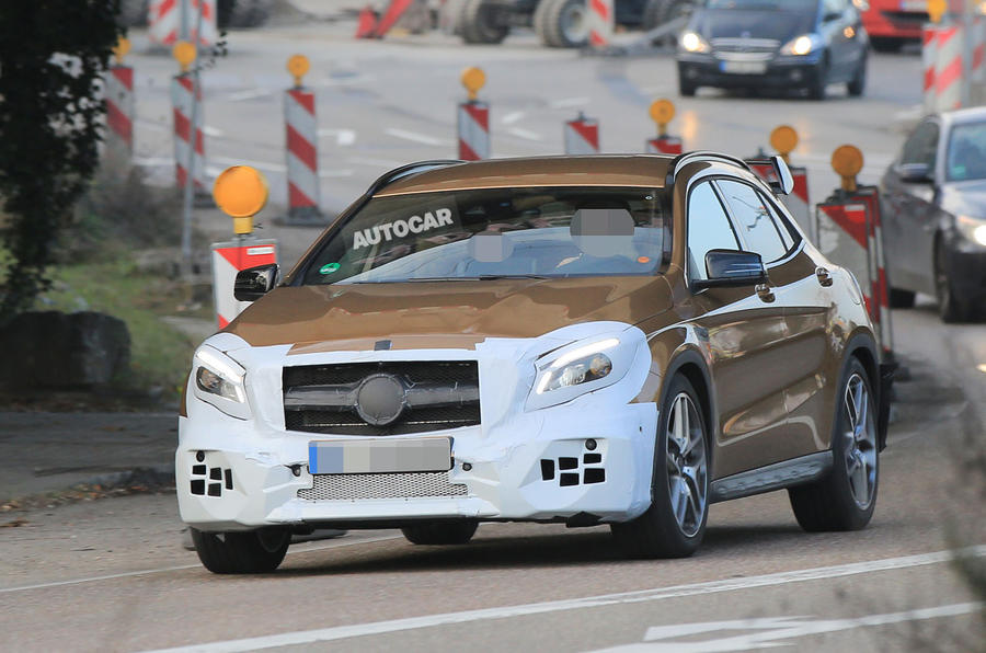 “صور تجسسية” أثناء اختبار فيس ليفت مرسيدس إيه إم جي GLA 45 بجسم الإنتاج Mercedes-AMG GLA 45 2018