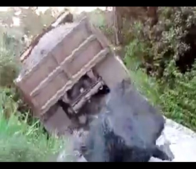 “فيديو” شاهد انقلاب شاحنة نتيجة انهيار طرقي