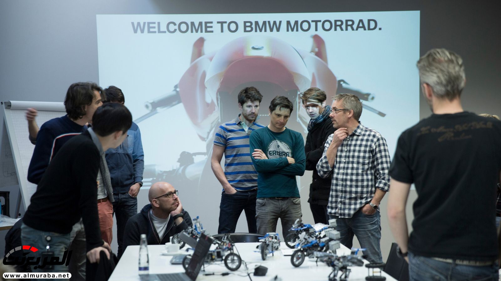 "بي إم دبليو" تكشف عن كونسبت الدراجة النارية الطائرة بعالم ليجو BMW 39