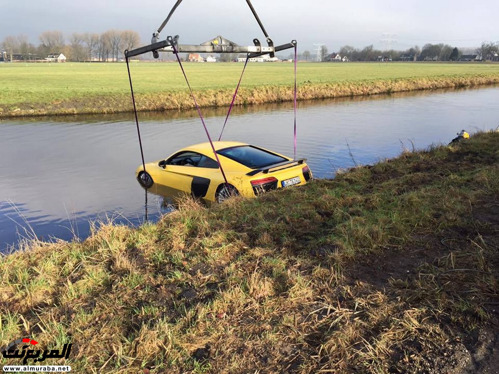 سائق يسقط بالسوبركار "أودي" R8 V10 بلس في نهر بهولندا "صور وفيديو" Audi 19