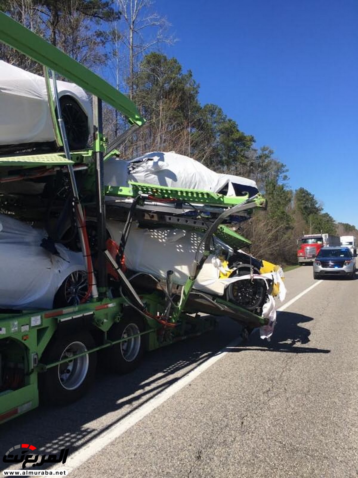 شاحنة نقل تتورط في حادث أثناء نقل وحدات جديدة من الكورفيت Z06 بالولايات المتحدة Corvette 3