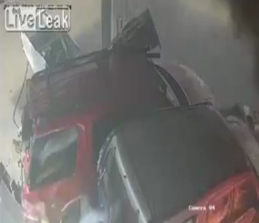 "فيديو" شاهد حادثا ضخما وقع بإحدى محطات تزويد الوقود بسبب اصطدام سيارتين 1