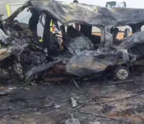 “فيديو” شاهد حادث مروري مروع تسبب في اشتعال النيران في مركبتين اصطدمتا وجهًا لوجه اليوم