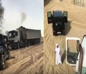 “فيديو” شاهد الشيخ حمدان بن محمد وهو يساعد قائد شاحنة بعد أن علقت في الرمال ليخرجها له
