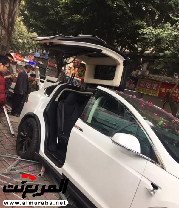 موظف بمغسلة سيارات يحطم "تيسلا موديل X" المملوكة لأحد العملاء بالصين 32