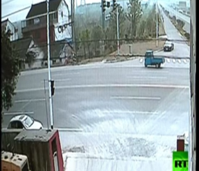 “فيديو” شاهد سائق يستقر بسيارته على سطح منزل سكني بعدما فقط السيطرة