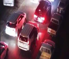 “فيديو” شاهد لصوصا يستولون على ممتلكات سائقي السيارات أثناء توقفها بكل جرأة