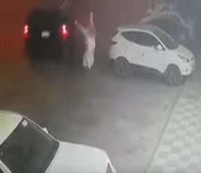 “فيديو” شاهد لص يستولي على سيارة من نوع “جمس يوكن” في إحدى شوارع الرياض