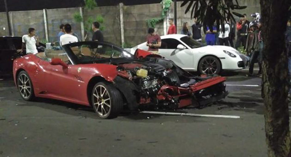 سائق يتورط بحادث يدمر "فيراري" كاليفورنيا الخاصة بصديقه في إندونيسيا Ferrari California 6