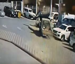 "فيديو" شاهد لحظات بداية حادث سرقة جيب شاص من معرض سيارات بالنسيم 5