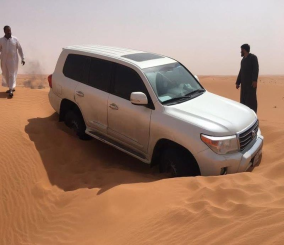 مواطن يلجأ إلى حرق “الإطارات” للنجاة بعد احتجاز الرمال سيارته في منطقة صحراوية