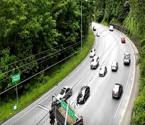 “فيديو” شاهد شاحنة تصدم سيارة هوندا اكورد بعدما خرجت عن السيطرة