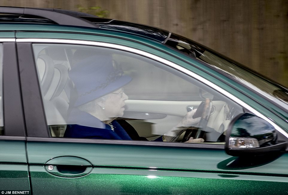 ملكة بريطانيا تقود جاكوار بنفسها وهي تبلغ من العمر 91 عامًا!