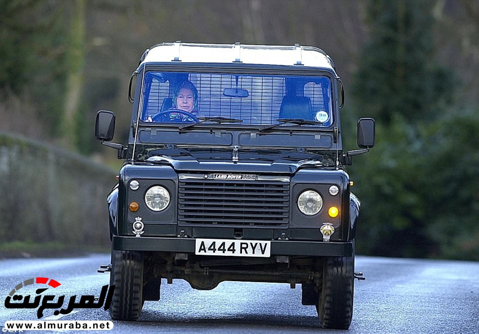 ملكة بريطانيا تقود جاكوار بنفسها وهي تبلغ من العمر 91 عامًا! 4