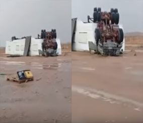 “فيديو” شاهد حادث انقلاب شاحنة وتضرُّر ممتلكات بسبب الرياح والأمطار في الرياض