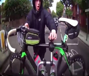 "فيديو"شاهد لص يحاول سرقة دراجة مثبتة على سيارة تسير في الطريق 1