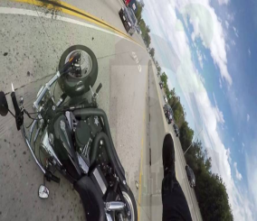 “فيديو” شاهد لحظة اصطدام سائق دراجة بسيارة تويوتا كامري وسقوطه فوقها