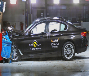 “فيديو” شاهد اختبار تصادم بي إم دبليو الفئة الخامسة “2017” BMW 5