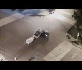 “فيديو” شاهد تصادم سيارة وشاحنة تجر زورقا في تقاطع طرق