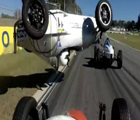 "فيديو" شاهد لحظة تعرض سيارة سباق فورمولا Vee لحادث 3