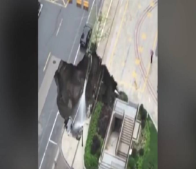“فيديو” شاهد انهيار أرضي يبتلع سيارة في الصين
