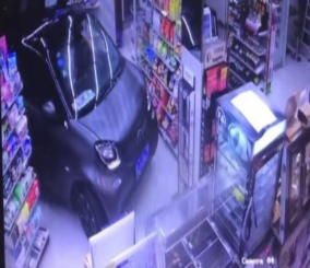 “فيديو” شاهد تصرف غريب لشخص يدخل سيارته إلى محل…….والسبب أغرب!