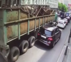 “فيديو” شاهد تعطل فرامل شاحنة محملة بالحديد في شارع مكتظ بالسيارات